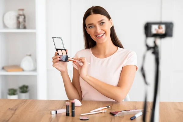 Beauty Blogger Girl Making Makeup Video Tutorial At Home — Stock Photo, Image