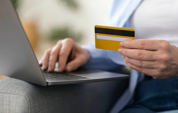 Oigenkännlig mogen kvinna med kreditkort och bärbar dator för online shopping — Stockfoto