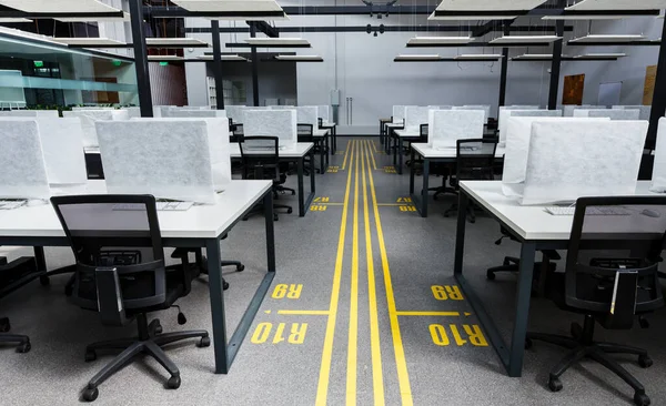 Oficina de alquiler para trabajadores de TI con computadoras cubiertas durante la cuarentena — Foto de Stock