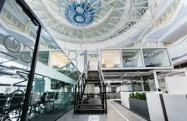 Moderna oficina de espacio abierto con techos altos y cúpula —  Fotos de Stock