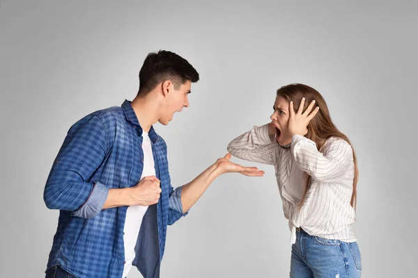 Concepto de escándalo. Pelea emocional de chico y chica — Foto de Stock