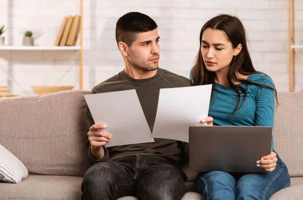 Couple ayant des problèmes financiers, gestion du budget familial — Photo