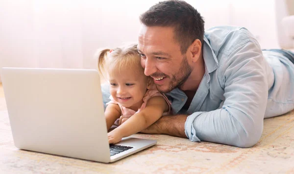 Pai ensinando sua filha como usar pc — Fotografia de Stock