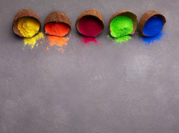 Peinture naturelle en noix de coco pour jouer sur Holi — Photo