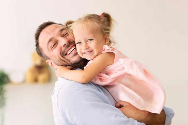 Caucasico padre holding suo carino amorevole figlia — Foto Stock