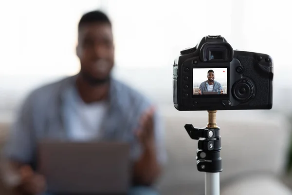 Bloggar på karantän. Kamera inspelning videoinnehåll för unga svarta influencer — Stockfoto