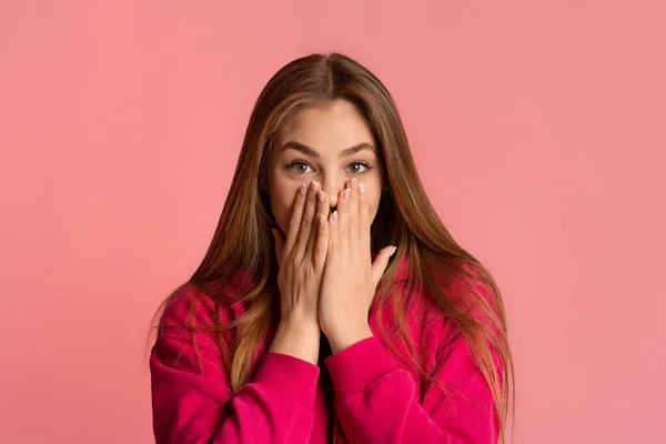 Verrast meisje sluit haar mond met handen — Stockfoto