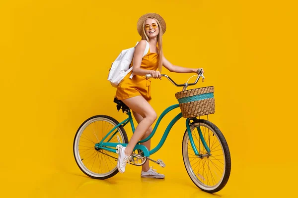 Mode été. Portrait de fille élégante chevauchant vélo vintage et souriant — Photo