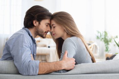 Kadın ve erkek alınlarıyla birbirine dokunuyor.