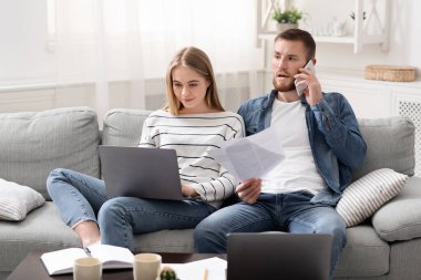 Evde çalışan evli ortaklar, müşterilerle telefonla iletişim kurmak.