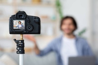 Video blogcusu çeken kameraya seçici odak