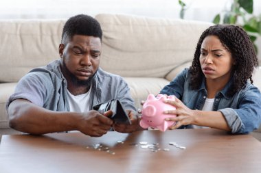 Coronacrisis Concept. Çaresiz Afrikalı Çiftler Evde Son Paralarını Sayıyor