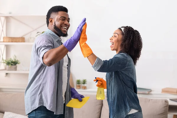 Schwarze Eheleute geben sich nach Frühjahrsputz gegenseitig hohe fünf — Stockfoto