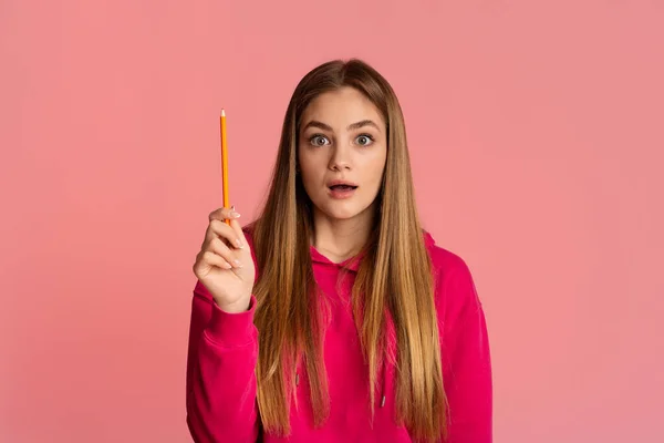 Scioccato adolescente ragazza con la bocca aperta solleva matita — Foto Stock