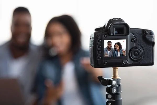 Blog de quarantaine. Happy African American Couple enregistrement vidéo à la maison — Photo