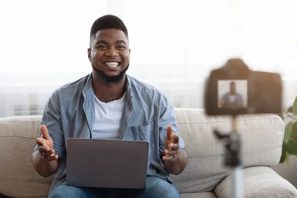 Black Guy Influencer Registrazione di contenuti video per la sua tecnologia Blog a casa — Foto Stock