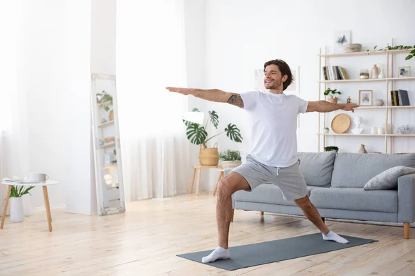 Sonriente practicando yoga solo en casa — Foto de Stock