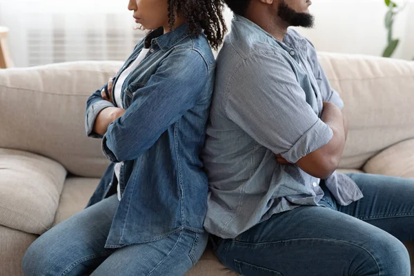 Teimoso Africano casal sentado de volta para trás no sofá após Quarrel — Fotografia de Stock