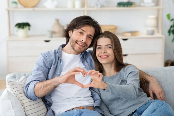 Όμορφο χαλαρό ζευγάρι κάνει καρδιά με τα χέρια τους — Φωτογραφία Αρχείου