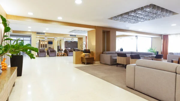 Interior del vestíbulo recepción del hotel durante el día — Foto de Stock