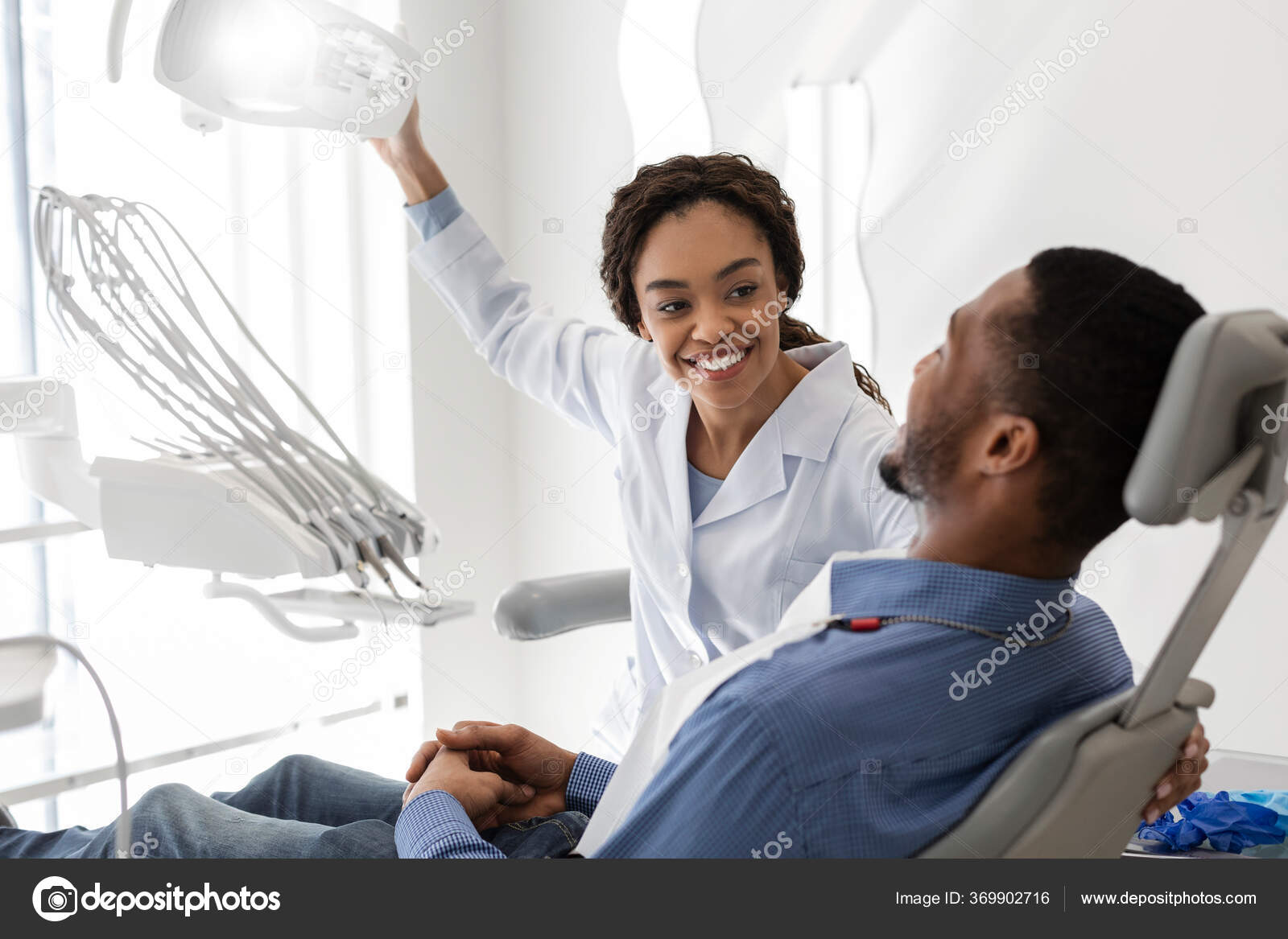 Hermosa señora negra dentista saludo paciente masculino en su lugar de  trabajo — Foto de stock #369902716 © Milkos, image size:1600x1167