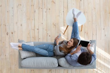 Sevgili çift evde dinlenirken aletler kullanıyor.