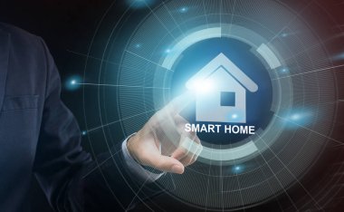 İnternet gibi şeyler. Tanımlanamayan işadamı, şeffaf ekranda parlak SMART Home simgesine basıyor, kolaj