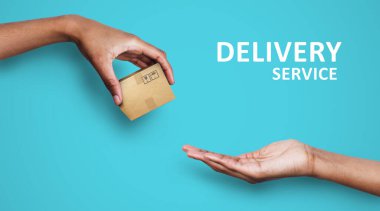 Mavi arkaplandaki müşteriye DELIVERY SERVICE ve kurye paketi veren kelimelerle kolaj, kapat. Panorama