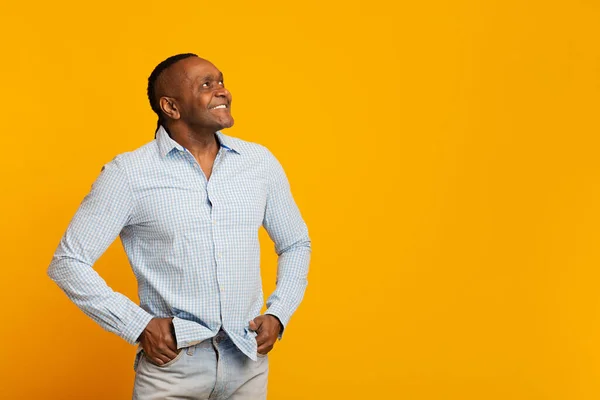 Glimlachen volwassen afro amerikaanse man op zoek naar vrije ruimte — Stockfoto