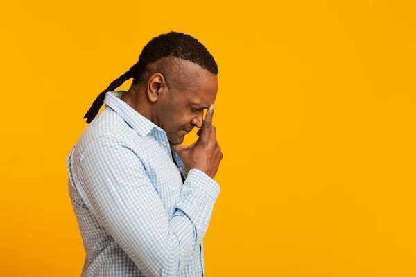 Pensive volwassen Afrikaans amerikaanse man diep in gedachten — Stockfoto