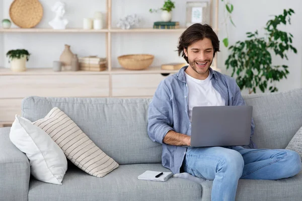 快乐的男人在家上网操作笔记本电脑 — 图库照片