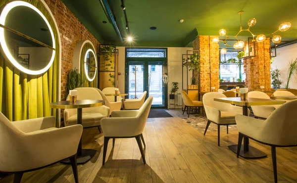 Romantische eetplaats met gezellig interieur in modern restaurant — Stockfoto