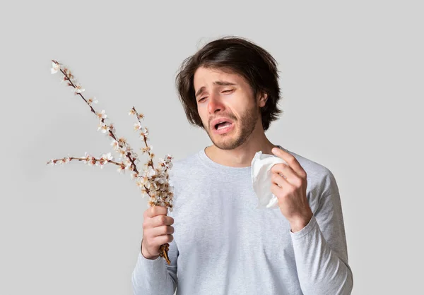 Potret pria alergi dengan bunga musiman — Stok Foto