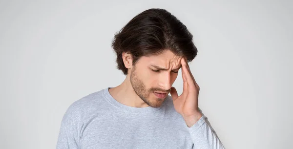 Sjuk man som lider av huvudvärk hemma — Stockfoto