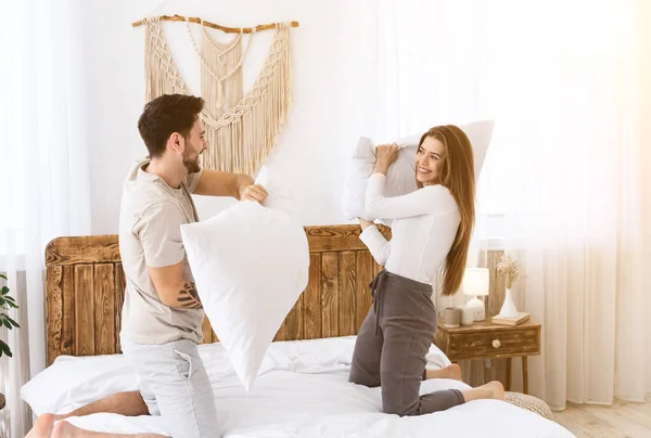 Férj és feleség szórakozni a hálószobában — Stock Fotó