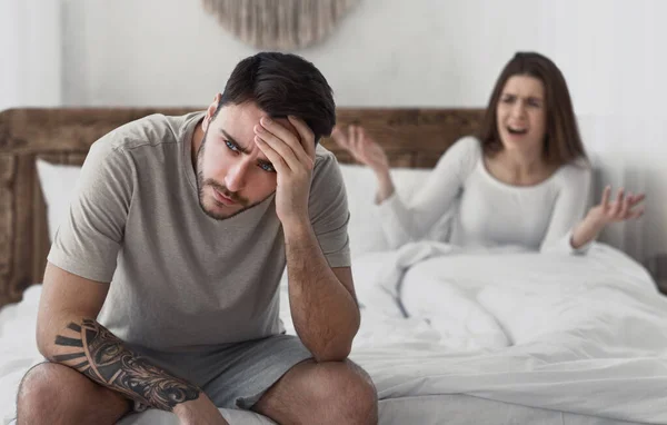 Ruzie in familie tijdens quarantaine in slaapkamer — Stockfoto