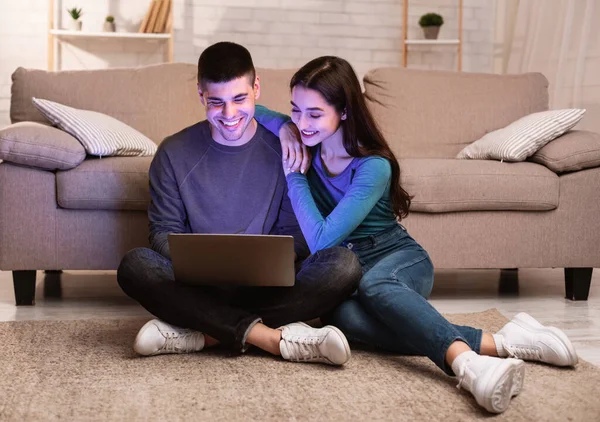 Casal usando pc sentado no chão — Fotografia de Stock