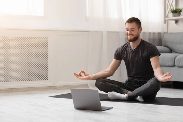 Millennial elemanı antrenörüyle internetten meditasyon yapıyor. — Stok fotoğraf