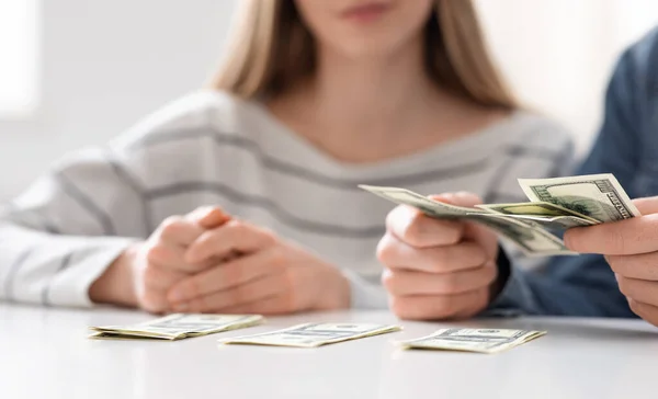 Família jovem contando poupanças de dinheiro pobres em casa, close-up — Fotografia de Stock