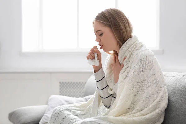 Zieke jonge vrouw hoesten thuis, lege ruimte — Stockfoto