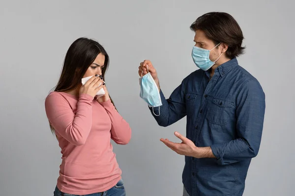 Μέτρα προστασίας από τον ιό Coronavirus. Άνδρας που προσφέρει ιατρική μάσκα στην άρρωστη κοπέλα του — Φωτογραφία Αρχείου