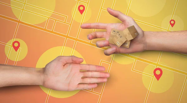Kolaż z nierozpoznawalnym kurierem dającym paczki klientowi na mapie miasta, zbliżenie rąk. Panorama — Zdjęcie stockowe