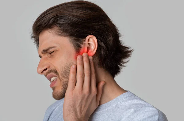 Highlighted in red pain in mans ear — Stock Photo, Image