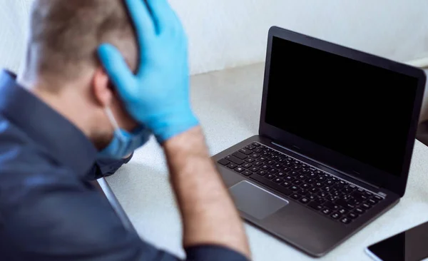 Vállalkozó Laptop Cupping Head A kezében kétségbeesés beltéri — Stock Fotó