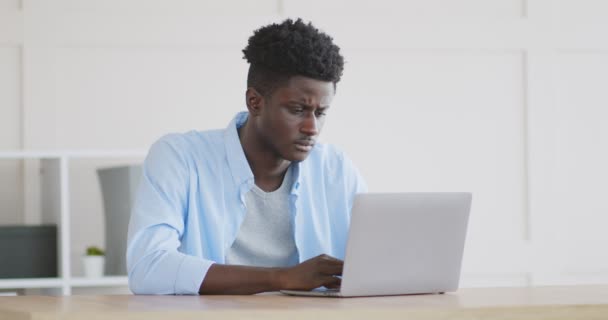 Αφρικανός διαχειριστής κοιτάζοντας το laptop, έχοντας προβλήματα σύνδεσης — Αρχείο Βίντεο