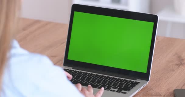 Γυναίκα περιήγηση στο διαδίκτυο στο laptop με χρωματική οθόνη κλειδί — Αρχείο Βίντεο