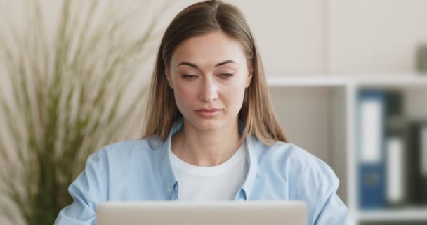 Emocionado cliente femenino usando el ordenador portátil en casa — Vídeo de stock