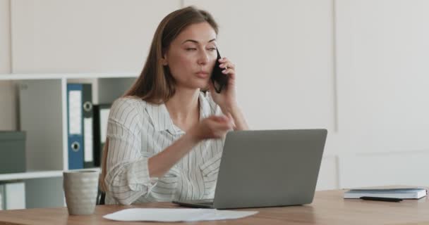 Mujer emocional hablando por teléfono celular con el gerente de soporte — Vídeo de stock