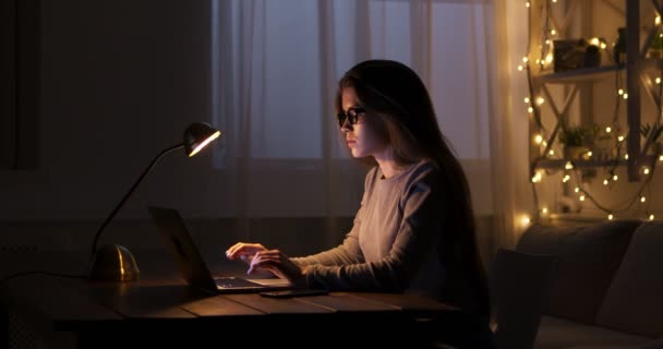 聪明的女生晚上很晚都在家里用笔记本电脑学习 — 图库视频影像