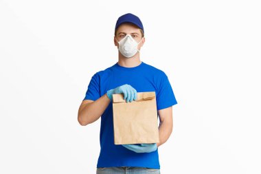 Teslimat hizmeti konsepti. Kurye paketi tutuyor.